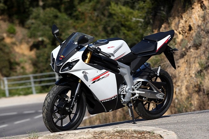 Новый мотоцикл Rieju RS3 125 2013